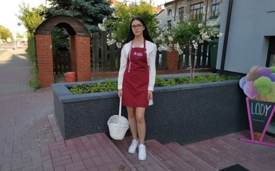 trzy hostessy na degustacji ciasteczek