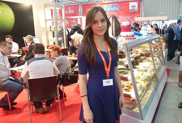 piękna hostessa na targach Expo Sweet