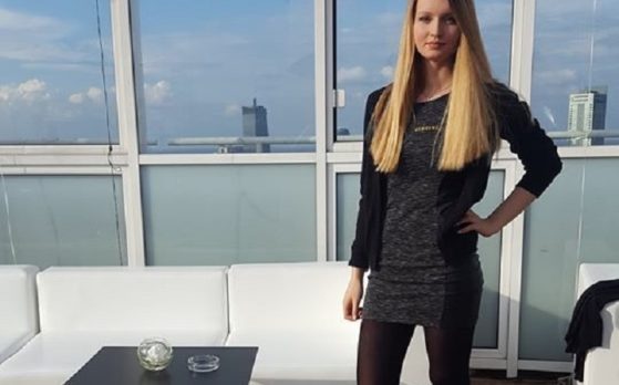 hostessa na akcji promocyjnej w klubie muzycznym