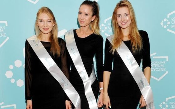 trzy hostessy na otwarciu nowej przychodni
