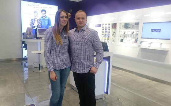 sesja zdjęciowa ze statystami w salonie operatora