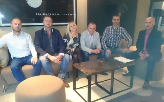 konferencja samochodowa ze statystami w Poznaniu