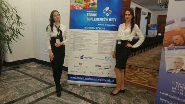 dwie hostessy na międzynarodowej konferencji