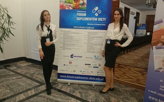 dwie hostessy na międzynarodowej konferencji