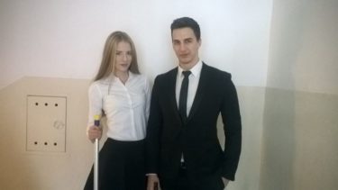 hostessa i host na otwarciu nowego biura