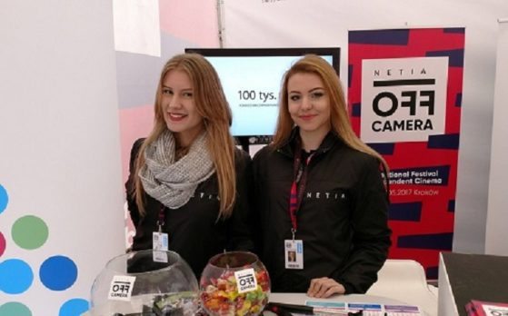 cztery hostessy, animatorka i host na festiwalu