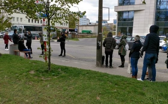 dziewięciu statystów na planie zdjęciowym