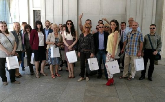 trzydziestu statystów na konferencji naukowej