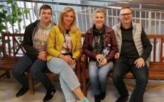 statyści na planie zdjęciowym do filmu promocyjnego