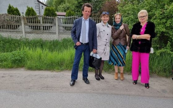 statyści na przyjęciu weselnym w roli gości