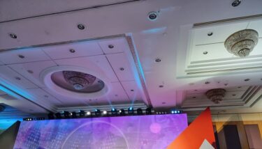 czterdzieści statystów na konferencji w Warszawie
