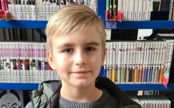 chłopiec statysta w filmie promocyjnym biblioteki