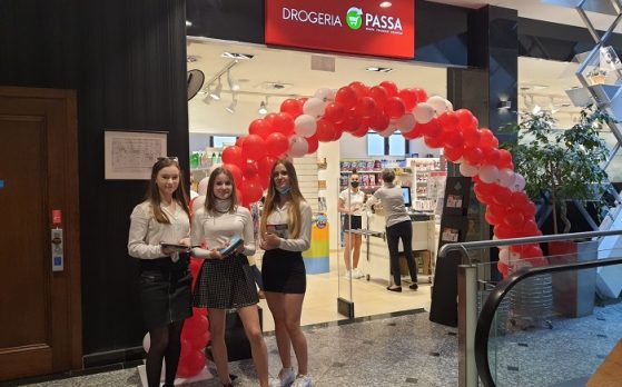 trzy hostessy na promocji w Galeria Bochnia