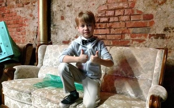 młody epizodysta w teledysku