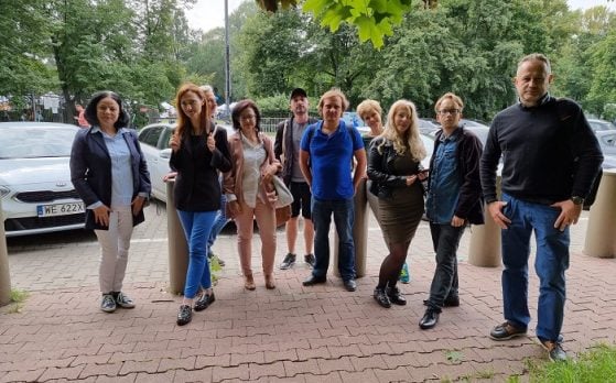 dziesięciu statystów na konferencji jako dziennikarze