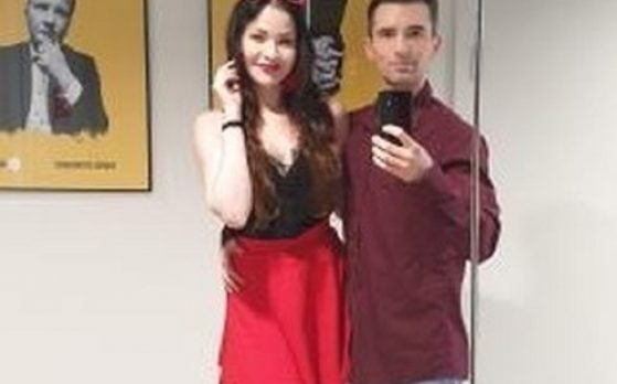 dwie pary statystów w materiale tv