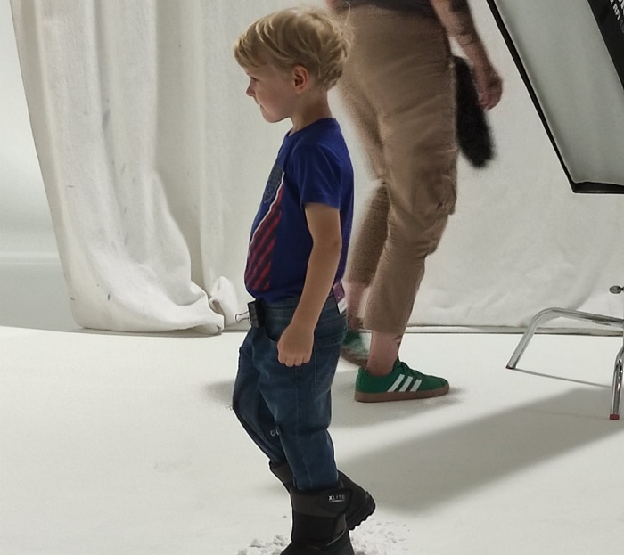dziecko model na sesji zdjęciowej obuwia w Krakowie