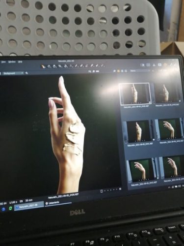 modelka dłoni w sesji zdjęciowej dla marki kosmetyków 2