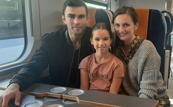 sesja zdjęciowa z udziałem dwóch modelek i modela