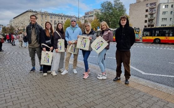 siedmiu statystów w nagraniu filmu edukacyjnego flashmob