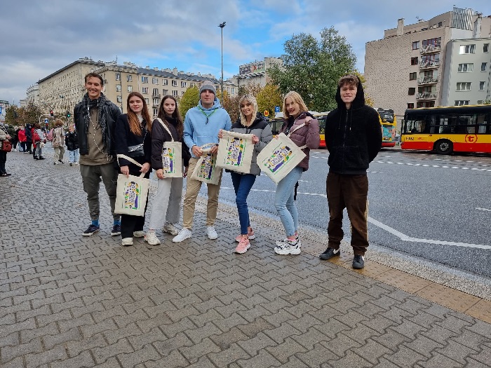 siedmiu statystów w nagraniu filmu edukacyjnego flashmob