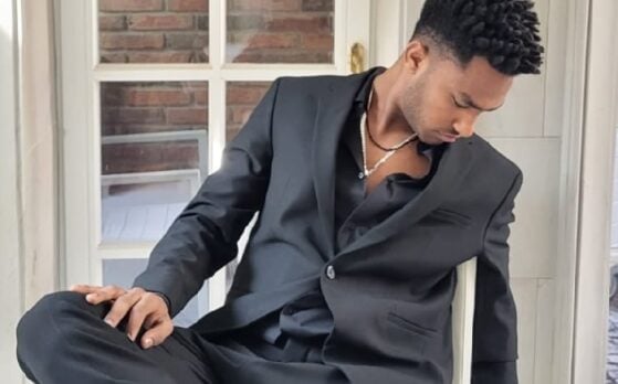 model Abraham w sesji zdjęciowej zegarków