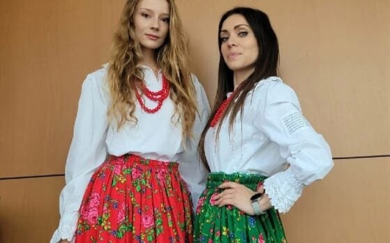 hostessy Monika i Klaudia na konferencji w strojach ludowych