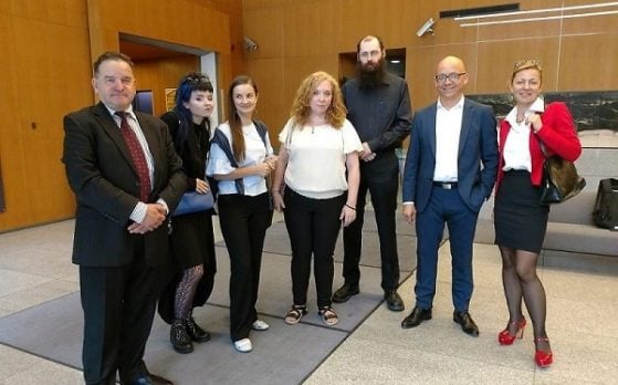 Statyści na konferencji jako klient