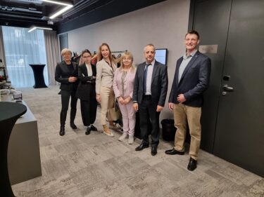 dwunastu statystów/epizodystów na warsztatach szkoleniowych 1