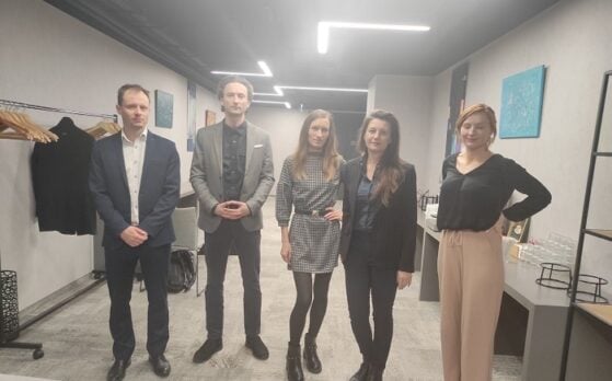 pięciu statystów na warsztatach samochodowych w Warszawie