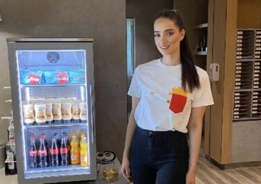 hostessa w biurze firmy podczas rozdawania upominków