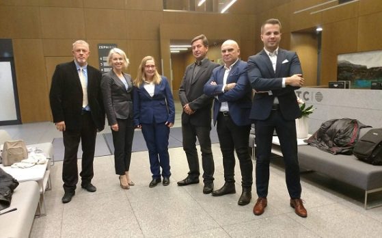 statyści na konferencji telekomunikacyjnej w roli klientów