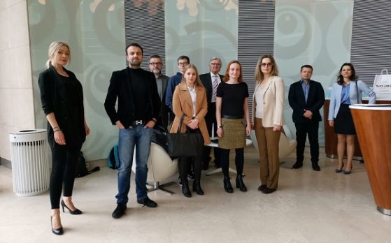 statyści na konferencji jako klienci