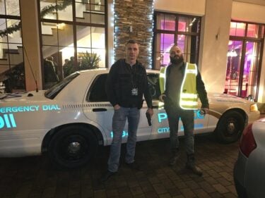 aktorzy na evencie w roli policjantów