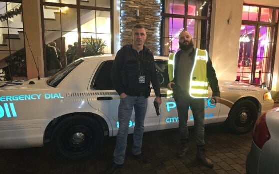 aktorzy na evencie w roli policjantów
