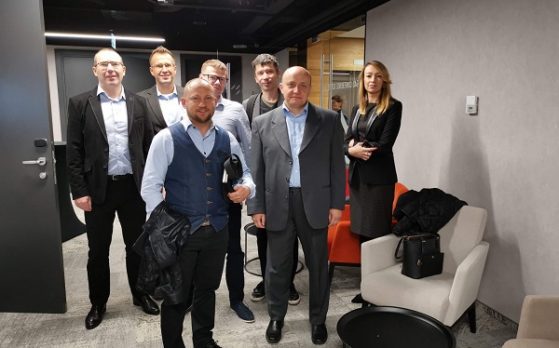 siedmiu statystów na warsztatach samochodowych