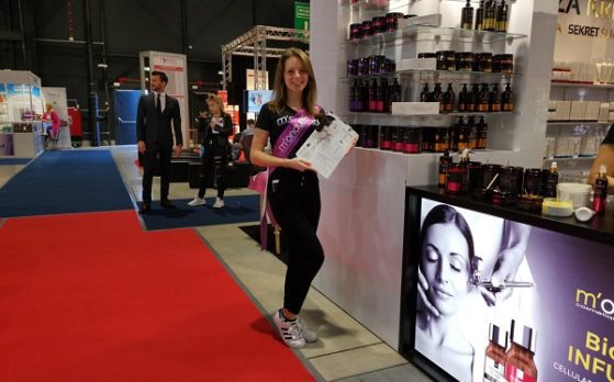 hostessa na targach Beauty Forum