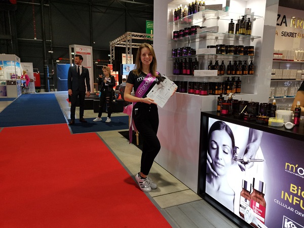 hostessa na targach Beauty Forum