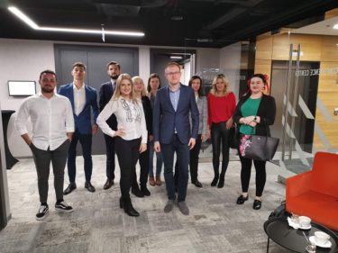 dziesięciu statystów z firmą na warsztatach