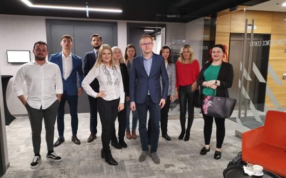 dziesięciu statystów z firmą na warsztatach