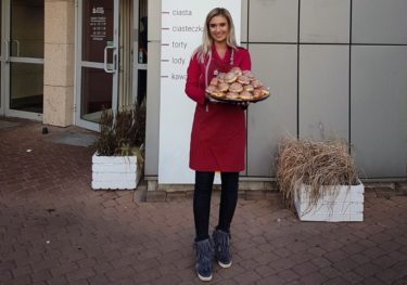 trzy śliczne hostessy na degustacji