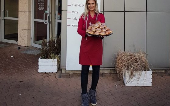 trzy śliczne hostessy na degustacji