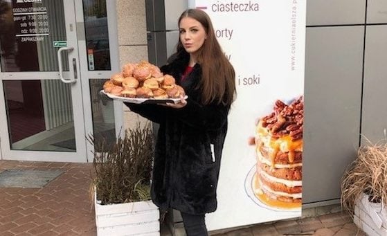 degustacja pączków przez hostessę