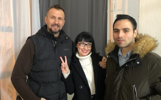 plan zdjęciowy z trzema statystami do reklamy