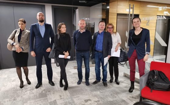 statyści na warsztatach jako klienci na auta