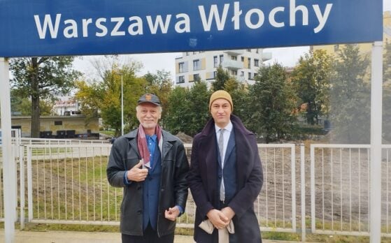 dwóch statystów w filmie korporacyjnym