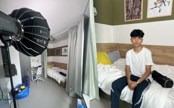udział epizodysty w planie i na sesji fotograficznej