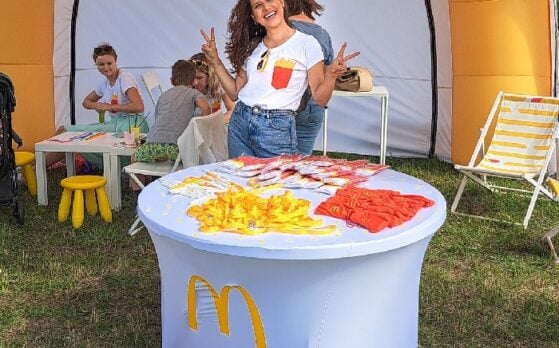 hostessa na pikniku rodzinnym w miejscowości Klaudyn