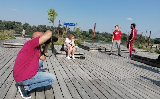 trzech modeli i jedna modelka w sesji zdjęciowej