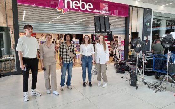 pięciu statystów w spocie reklamowym